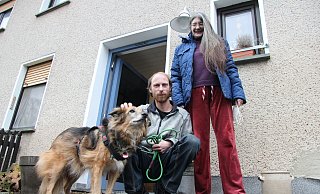 Andreas Rohrbach und Veronika Bögeholz stehen mit Rosi vor dem Haus, aus dem sie im Mai ausziehen müssen. - Kirsten Fuhrmann Andreas Rohrbach und Veronika Bögeholz stehen mit Rosi vor dem Haus, aus dem sie im Mai ausziehen müssen. - Kirsten Fuhrmann
