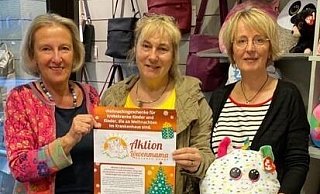 Maria Noth (Inhaberin vom Papierladen), "Löwenmama" Susanne Saage und Sabine Pott (Ansprechpartnerin für Extertal, von links) möchten schwerkranken Kindern in Krankenhäusern eine Freude zum Weihnachtsfest bereiten. - Aktion Löwenmama