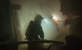 Lindenhofes Angriffstrupp musste sich bei einer unangekündigten Übung der Feuerwehr in einer verrauchten Scheune beweisen. - FreitagTV