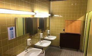 Die Toilettenanlagen im Rathaus sollen neu gemacht werden. Hier ein Blick in das Herren-WC für Besucher, das wie alle Sanitäranlagen aus dem Jahr 1975 stammt. - Sven Kienscherf Die Toilettenanlagen im Rathaus sollen neu gemacht werden. Hier ein Blick in das Herren-WC für Besucher, das wie alle Sanitäranlagen aus dem Jahr 1975 stammt. - Sven Kienscherf
