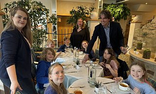 Kurpark Hotel-Chefin Swetlana Lenger, OGS-Leiterin Mareen Hölscher sowie Coach Tobias Forth (von links) sind stolz, wie gut die Kinder die erlernten Tischmanieren umsetzen können. - Sandra Castrup Kurpark Hotel-Chefin Swetlana Lenger, OGS-Leiterin Mareen Hölscher sowie Coach Tobias Forth (von links) sind stolz, wie gut die Kinder die erlernten Tischmanieren umsetzen können. - Sandra Castrup