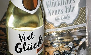 Die Mitnahme von eigenen Glasflaschen zum Anstoßen im Kurpark ist in diesem Jahr nicht erlaubt. - Symbolbild Pixabay Die Mitnahme von eigenen Glasflaschen zum Anstoßen im Kurpark ist in diesem Jahr nicht erlaubt. - Symbolbild Pixabay