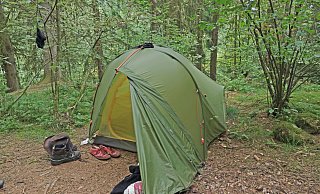 Lager wie diese finden Mitarbeiter des Landesverbandes und Aktive der Schutzgemeinschaft Externsteine regelmäßig ein bis zwei Mal pro Woche mitten im Wald. Manchmal sieht es auch noch viel schlimmer aus, weiß Revierförster Jens Tegtmeier. - Robin Jähne Lager wie diese finden Mitarbeiter des Landesverbandes und Aktive der Schutzgemeinschaft Externsteine regelmäßig ein bis zwei Mal pro Woche mitten im Wald. Manchmal sieht es auch noch viel schlimmer aus, weiß Revierförster Jens Tegtmeier. - Robin Jähne