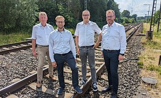 Die Bürgermeister Frank Meier (Extertal, von links), Borris Ortmeier (Barntrup), Markus Baier (Lemgo) und Friso Veldink (Dörentrup) setzen sich dafür ein, dass auf den Bahngleisen zwischen Lemgo-Lüttfeld und Barnturp wieder Züge fahren. - Stadt Barntrup
