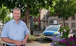 Sascha Lentzel ist der neue Kontaktbeamte für Jung und Alt in Schlangen. - Polizei Lippe/Sonja Thelaner Sascha Lentzel ist der neue Kontaktbeamte für Jung und Alt in Schlangen. - Polizei Lippe/Sonja Thelaner
