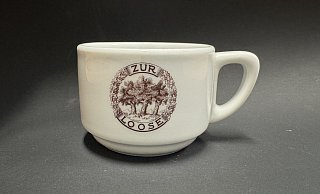 Die Tasse ist mit drei Bäumen, Eichenblättern und dem Aufdruck "Zur Loose" versehen. - Sven Kienscherf