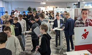 Bei der Ausbildungsmesse konnten sich Schüler informieren. - Realschule Augustdorf