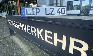 In den Zulassungsstellen des Kreises Lippe, hier der Standort Detmold, sind die Wartezeiten zu lang, findet die CDU-Kreistagsfraktion. Landrat Lehmann hält dagegen, dass sich die Wartezeiten für einen Termin seit Mai 2024 halbiert haben. - Silke Buhrmester