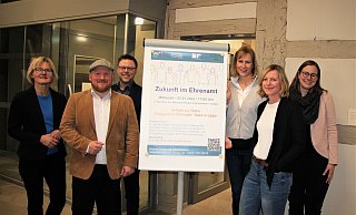 Sie laden das Ehrenamt ein: Claudia Biehan (VHS, von links), Jakob Bergmann (Bürgerstiftung Detmold), Hendric Schwär-Fröhlich (Stadt Lemgo), Manuela Günzel (Stadt Detmold), Sonja Watson (VHS) und Dr. Sonja Girod (VHS). - Katrin Kantelberg