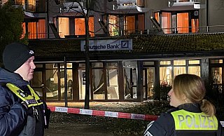 Polizeibeamte sperren den Tatort ab. Unklar ist, ob sich in dem zerstörten Kunden-Center der Deutschen Bank noch Sprengstoff oder andere gefährliche Substanzen befinden. - Ulrich Behmann Polizeibeamte sperren den Tatort ab. Unklar ist, ob sich in dem zerstörten Kunden-Center der Deutschen Bank noch Sprengstoff oder andere gefährliche Substanzen befinden. - Ulrich Behmann