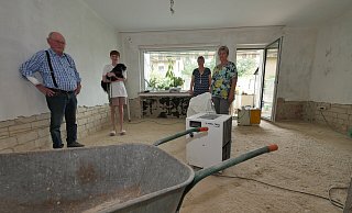 Klaus-Dieter, Jannis, Michela und Christel Düsterwald stehen in dem, was von ihrem Wohnzimmer noch übrig ist. Keller und Erdgeschoss sind auf den Stand eines Rohbaus zurückgebaut worden. - Jost Wolf