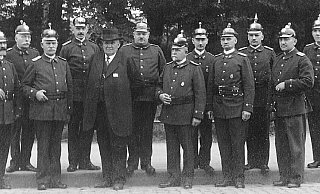 Der Ortsverein Lage im Lippischen Heimatbund sucht nach Namen der hier abgebildeten Feuerwehr-Leitung. Die Aufnahme stammt aus dem Jahr 1933. - Sammlung Konrad Soppa