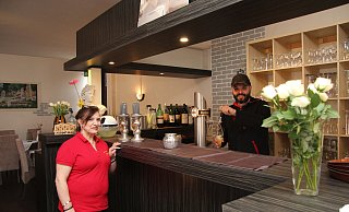 Inhaberin Eleni Reppas und ihr Sohn Konstantinos Reppas stehen in ihrem Restaurant "Hermes" im Deutschen Haus in Alverdissen. - Nadine Uphoff
