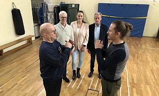 Beim Begrüßungsritual des Anti-Gewalt-Trainings geht es darum, die eigene Kraft unter Kontrolle zu haben. Die Trainer Peter Hebeisen (links) und Marcus Humke machen es vor. Hinten (von links) schauen Paul Wesseler, Janna Schmauder und Helmut Wöhler zu. - Silke Buhrmester