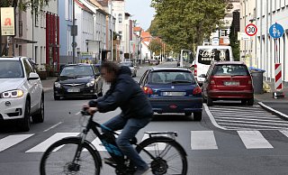 Um es für Radfahrer und Fußgänger sicherer zu machen, plant die Detmolder Verwaltung in mehreren Straßen im Stadtzentrum bauliche Veränderungen. - Archivfoto: Bernhard Preuss