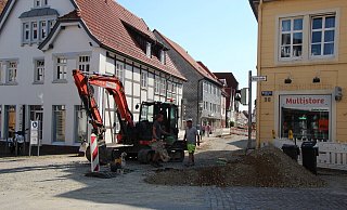An der Kreuzung Breite Straße werden derzeit Leitungen und Kanäle neu verlegt. Im Anschluss wird der Bereich verkehrberuhigt gestaltet. - Katrin Kantelberg