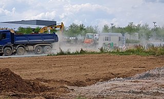 Östlich des Flachsmarktes ist viel in Bewegung: Es laufen Vorarbeiten für einen Eisspeicher und die letzten Kanalarbeiten sind im Gange. Gleichzeitig entsteht die Baustraße für das neue Logistikzentrum. - Marianne Schwarzer Östlich des Flachsmarktes ist viel in Bewegung: Es laufen Vorarbeiten für einen Eisspeicher und die letzten Kanalarbeiten sind im Gange. Gleichzeitig entsteht die Baustraße für das neue Logistikzentrum. - Marianne Schwarzer