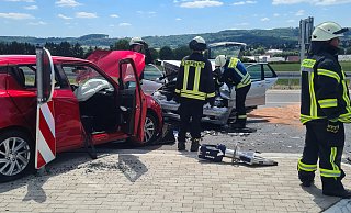 Der rote Suzuki und der graue Daimler Chrysler stießen an der Kreuzung B66/ Alverdisser Straße zusammen. - Feuerwehr Barntrup Der rote Suzuki und der graue Daimler Chrysler stießen an der Kreuzung B66/ Alverdisser Straße zusammen. - Feuerwehr Barntrup
