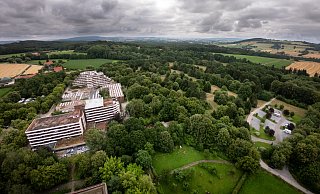 Luftbild der Yoga-Vidya-Gebäude und des Länderwaldparks Silvaticum in Bad Meinberg. - Torben Gocke Luftbild der Yoga-Vidya-Gebäude und des Länderwaldparks Silvaticum in Bad Meinberg. - Torben Gocke