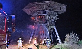 Die Freiwillige Feuerwehr bei den Löscharbeiten zum brennenden Eggeturm auf dem preußischen Velmerstot in Steinheim. - Müther/Freiwillige Feuerwehr Horn-Bad Meinberg Die Freiwillige Feuerwehr bei den Löscharbeiten zum brennenden Eggeturm auf dem preußischen Velmerstot in Steinheim. - Müther/Freiwillige Feuerwehr Horn-Bad Meinberg