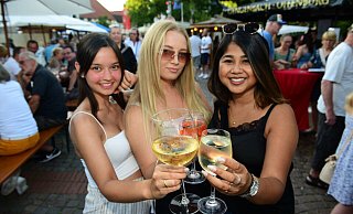 Ayumi Boschmann (von links), Grace Morgaine Kuhnert und Ameena Ahlborn stoßen an. - Nicole Ellerbrake