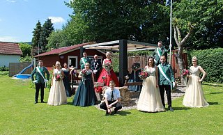 Das Königshaus freut sich schon sehr auf den Schützenball. - Schützenverein Elbrinxen Das Königshaus freut sich schon sehr auf den Schützenball. - Schützenverein Elbrinxen