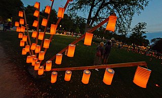 Die "Nacht der 10.000 Kerzen" lockt jedes Jahr zahlreiche Menschen in den Kurpark. - Nicole Ellerbrake Die "Nacht der 10.000 Kerzen" lockt jedes Jahr zahlreiche Menschen in den Kurpark. - Nicole Ellerbrake