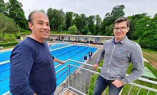 Rolf Stanislawski (links) und Frank Erbs, Betreiber des Schiederaner Freibades, haben die Corona-Zeit überstanden und hoffen, nun auch einen Weg zur Erhaltung des Bades zu finden. Auch wenn die Fördermittel vom Bund nicht fließen. - Archivfoto: Michaela Weiße Rolf Stanislawski (links) und Frank Erbs, Betreiber des Schiederaner Freibades, haben die Corona-Zeit überstanden und hoffen, nun auch einen Weg zur Erhaltung des Bades zu finden. Auch wenn die Fördermittel vom Bund nicht fließen. - Archivfoto: Michaela Weiße
