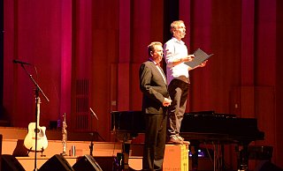 Thomas Philipzen (rechts) und Jochen Rüther lesen Kardinal Woelki die Messe. Sie wird zur schonungslosen Abrechnung mit den Skandalen in der katholischen Kirche. - Georg Kälble