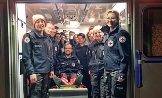 Ehrenamtliche des DRK nehmen Rotkreuzleiter Matthias Schalk in einem Rettungswagen in ihre Mitte. - DRK Bad Salzuflen Ehrenamtliche des DRK nehmen Rotkreuzleiter Matthias Schalk in einem Rettungswagen in ihre Mitte. - DRK Bad Salzuflen