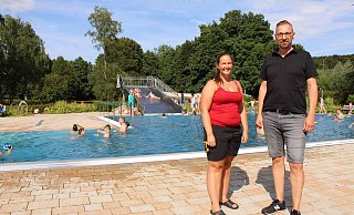 Bademeisterin Julia Sturhahn und Betriebsleiter Mike Wittsieker informieren über die Öffnungszeiten, Eintrittspreise und besonderen Attraktionen des Freibads. - Chiara Wibbeke Bademeisterin Julia Sturhahn und Betriebsleiter Mike Wittsieker informieren über die Öffnungszeiten, Eintrittspreise und besonderen Attraktionen des Freibads. - Chiara Wibbeke