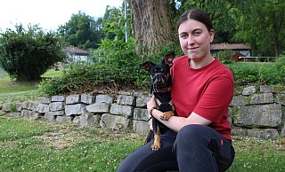 Der Pinscher-Mischling Hugo ist alleine in Blomberg gefunden worden. Momentan wohnt er bei Jessica Dey im Tierheim Detmold. - Nico Düllmann