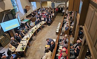Voll besetzt - um die 350 Bürger waren in die Stapelager Kirche gekommen, sie hörten sich an, wie die Bezirksregierung sich den Betrieb der Notunterkunft für maximal 300 Flüchtlinge in Hörste vorstellt - und machten in emotionalen Stellungnahmen deutlich, was sie davon halten. - Astrid Sewing