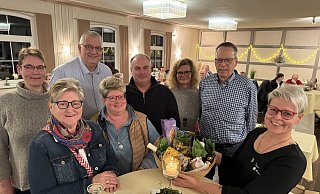 Die "Quizzlies" um Alexandra Drüke, Monika Schelp, Andreas Drüke, Ricarda Schelp, Andreas König, Heike Holste sowie Rainer Holste (von links) erhalten für den Sieg beim Kneipen-Quiz von Gastwirtin Wilma Thorenmeier (rechts) einen bunten Präsentkorb. - Sandra Castrup Die "Quizzlies" um Alexandra Drüke, Monika Schelp, Andreas Drüke, Ricarda Schelp, Andreas König, Heike Holste sowie Rainer Holste (von links) erhalten für den Sieg beim Kneipen-Quiz von Gastwirtin Wilma Thorenmeier (rechts) einen bunten Präsentkorb. - Sandra Castrup