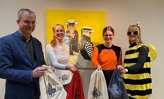Freuen sich über die große Nachfrage, die ihre „Mörderjagd“ im Weserrenaissance-Museum Schloss Brake ausgelöst hat: (von links) Kursleiter Philipp Schmidt-Rhaesa und die drei, sich in der Mottowoche befindlichen und daher verkleideten Abiturientinnen Kristina Blanke, Fiona Veldink und Emilie Darmietzel. Die Gewinner des Ratekrimis können sich auf mit vielen Überraschungen bepackte Rucksäcke freuen. - Weserrenaissance-Museum Schloss Brake/Herrmann
