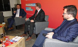 Bürgermeister Frank Hilker (von links) erläutert den SPD-Landtagsabgeordneten Dennis Maelzer und Thomas Kutschaty die Vorzüge des „Familienbüros", das die Stadt vor kurzem eingerichtet hat. - Hajo Gärtner