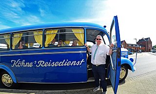 Ralf Hentschel steuert den Mercedes 3500 aus dem Jahr 1953 auf der neuen Tourismuslinie 710. - Nicole Ellerbrake