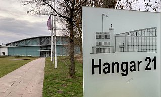 Viel Raum, aber wenig Möglichkeiten - das ist das Dilemma mit dem Hangar 21. Er wird zwar an 261 Tagen im Jahr mit zumeist kulturellen Veranstaltungen bespielt. Aber es gibt einen Sanierungsstau. Die jährlichen Kosten sind hoch und werden noch steigen. - Archivfoto: Jannik Stodiek