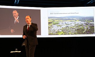 Bei der Kundenveranstaltung zum 100. Jubiläum von Phoenix Contact im Juni war CEO Frank Stührenberg noch bester Dinge. Den runden Geburtstag hat sich das Unternehmen viel kosten lassen. Im zweiten Habjahr hat sich die wirtschaftliche Lage deutlich verschlechtert. - Silke Buhrmester