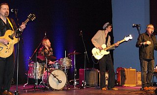 Dieter Kropp gibt alles, um den Blues druckvoll zum Publikum rüberzubringen - hier seine Show mit dem Tomi Leino Trio aus Finnland. Als Organisator von "Schönen Gruß vom Blues" wäre er sehr enttäuscht, wenn es nicht weitergeht und beklagt, dass er mit der Plaung in der Luft hänge. - Hajo Gärtner Dieter Kropp gibt alles, um den Blues druckvoll zum Publikum rüberzubringen - hier seine Show mit dem Tomi Leino Trio aus Finnland. Als Organisator von "Schönen Gruß vom Blues" wäre er sehr enttäuscht, wenn es nicht weitergeht und beklagt, dass er mit der Plaung in der Luft hänge. - Hajo Gärtner