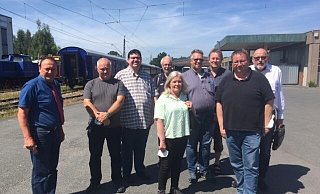 Rainer Brinkmann, Thomas Jahn, Bernhard Brandt, Falk Niehage, Anette Lewicki, Dr. Bernd Groeger, Christian Bodem, Heinz-Dieter Kist und Sven Oehlmann (von rechts) haben sich in Extertal über Verkehrsthemen unterhalten. - SPD-Kreistagsfraktion Rainer Brinkmann, Thomas Jahn, Bernhard Brandt, Falk Niehage, Anette Lewicki, Dr. Bernd Groeger, Christian Bodem, Heinz-Dieter Kist und Sven Oehlmann (von rechts) haben sich in Extertal über Verkehrsthemen unterhalten. - SPD-Kreistagsfraktion