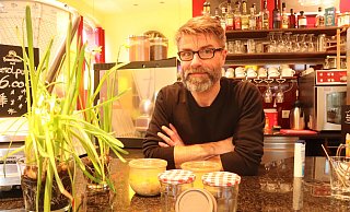 Thorsten Bökenbrink vom Café Fahrzeit in Asemissen gibt Getränke und Suppen schon seit Längerem auch in Mehrweggefäßen heraus. Die Marmeladengläser für Kaffee & Co. seien sehr beliebt. Vorne liegen noch Deckel für „Recup“-Becher. Foto: Birgit Guhlke - Birgit Guhlke