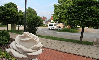 Der geschotterte Parkplatz an der Kampstraße – hier der Blick von der Tortenkonditorei aus – ist Teil der Fläche, auf der das Fachmarktzentrum realisiert werden soll. Das Areal soll größtenteils von transparenten Lärmschutzwänden umgeben sein. - Dieter Asbrock
