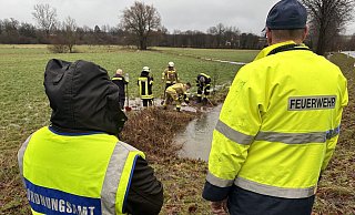 Mit vereinten Kräften sorgte die Feuerwehr Schlangen in den Knickwiesen für Entlastung des Schlänger Baches. - Gemeinde Schlangen