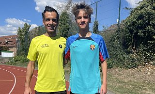 Elias Sansar und Jayden Rubart liefen nach 1000 Metern gemeinsam durchs Ziel - für den Hermannsläufer ein Spaziergang. - Dieter Asbrock