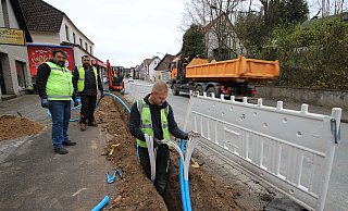 David Funk von der Lemgoer Firma "Araz + Funk" verlegt zusammen mit seinen Kollegen die Glasfaser im Graben an der Lemgoer Stra&szlig;e. Sie sind Subunternehmer f&uuml;r das Unternehmen "Infra-Kabel", das die Bodenarbeiten im Auftrag der Sewikom macht. - Jens Rademacher