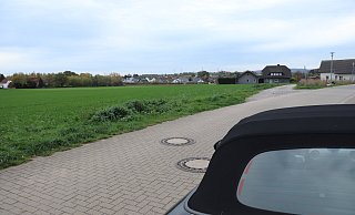 Auf dem Gelände in Schuckenbaum zwischen Felix-Fechenbach-Straße und Herforder Straße (hier von der Straße „Auf der Helle“ aus gesehen) soll ein neues Wohngebiet entstehen. Dafür wurde nun für mögliche Investoren ein Vorgabenkonzept erarbeitet, das jetzt in einem ersten Schritt am Markt getestet werden soll. Foto: Birgit Guhlke - Birgit Guhlke