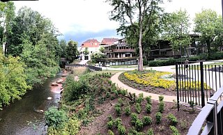 Neue, barrierefreie Wege, bunte Beete, eine Terrasse am Salze-Ufer, ein Biotop (links), Spielmöglichkeiten und ein halbes Dutzend Holzbänke: das ist der neue kleine Park hinter dem Kurgastzentrum. Fotos: Thomas Reineke - Thomas Reineke