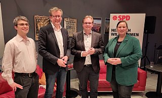 Kai Kottmann, Burkhard Blienert, Dennis Maelzer und Saskia van Oosterum (von links) diskutierten mit dem jugendlichen Publikum über die Drogenpolitik in Deutschland. - SPD