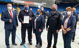 Neues Amt: Landrat Dr. Axel Lehmann, Ehefrau Manuela Sprenger, Kreisbrandmeister Wolfgang Kornegger und Verwaltungsvorstand Sabine Beine (von links) freuen sich mit Mathias Sprenger über die Ernennung zum stellvertretenden Kreisbrandmeister. - Kreis Lippe